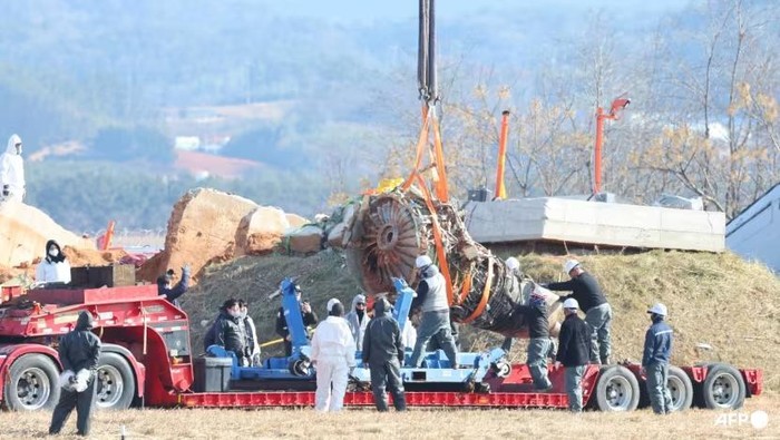 Evakuasi puing pesawat Jeju Air di Bandara Muan, 3 Januari 2024 (Yonhap dan AFP)