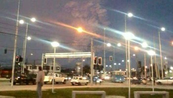 Foto diambil di Chile saat terjadi letusan gunung berapi. Nah gumpalan asapnya menyerupai monster di film ya. Foto: (Bored Panda).