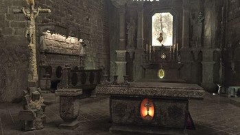 Ini adalah altar dari gereja di bawah tanah di sebuah tambang garam di Polandia. Foto: (Bored Panda).