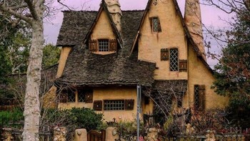 Rumahnya seperti di dongeng ya. Foto: (Bored Panda).