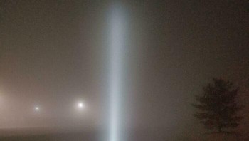 Percayalah ini senter biasa bukan lightsaber. Foto: (Bored Panda).