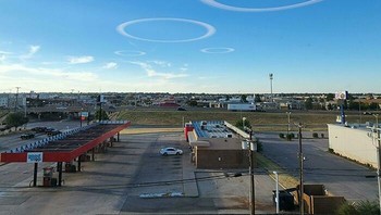 Invasi alien? Bukan, ini pantulan lampu di jendela. Foto: (Bored Panda).