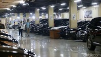 Sejumlah pengunjung melihat mobil bekas di Sentra penjualan mobil bekas Kawasan Blok M, Jakarta Selatan, Jumat (3/1/2025).