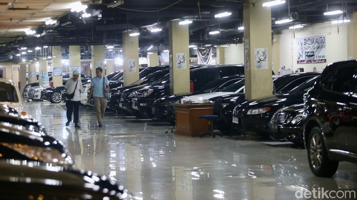 Pekerja merapikan interior mobil mewah bekas di tempat penjualan mobil bekas di Mal Blok M, Jakarta Selatan, Jumat (3/1/2025). Penjualan mobil bekas pada awal tahun 2025 relatif sepi. Kondisi tersebut diperburuk dengan melemahnya daya beli masyarat dan Pajak Pertambahan Nilai (PPN) 12 persen yang berlaku untuk barang mewah, termasuk mobil bekas.