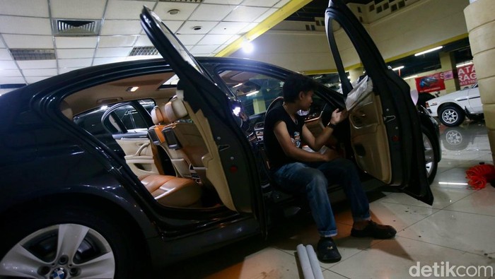 Geliat Penjualan Mobil Bekas di Awal Tahun 2025 Pekerja merapikan interior mobil mewah bekas di tempat penjualan mobil bekas di Mal Blok M, Jakarta Selatan, Jumat (3/1/2025). Penjualan mobil bekas pada awal tahun 2025 relatif sepi. Kondisi tersebut diperburuk dengan melemahnya daya beli masyarat dan Pajak Pertambahan Nilai (PPN) 12 persen yang berlaku untuk barang mewah, termasuk mobil bekas.