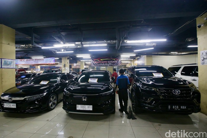 Pekerja merapikan interior mobil mewah bekas di tempat penjualan mobil bekas di Mal Blok M, Jakarta Selatan, Jumat (3/1/2025). Penjualan mobil bekas pada awal tahun 2025 relatif sepi. Kondisi tersebut diperburuk dengan melemahnya daya beli masyarat dan Pajak Pertambahan Nilai (PPN) 12 persen yang berlaku untuk barang mewah, termasuk mobil bekas.