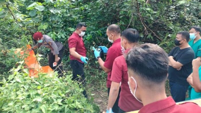 Warga di Kabupaten Gorontalo Utara, Provinsi Gorontalo, dibuat geger dengan penemuan mayat siswi SMK tanpa busana dan sudah membusuk di kebun.