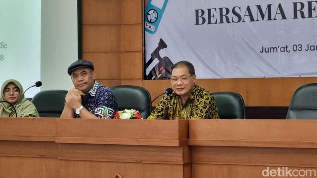 Guru besar program studi Ilmu Pemerintahan UMY, Prof. Achmad Nurmandi (paling kanan) saat memberikan keterangan, Jumat (3/1/2025).