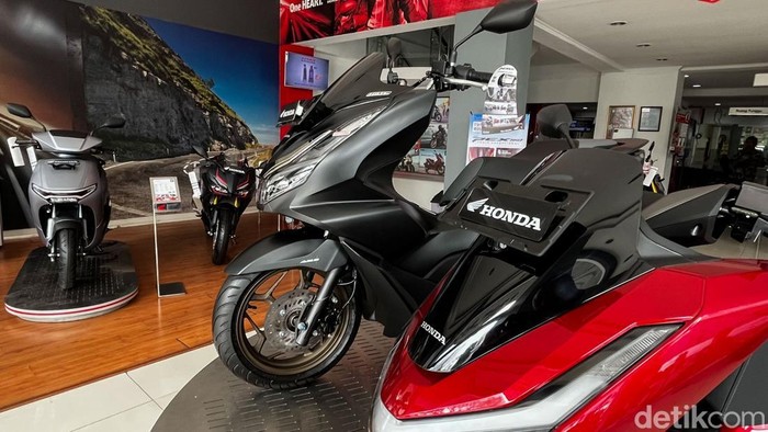 Opsen pajak atau pungutan tambahan kendaraan bermotor berlaku mulai akhir pekan ini, 5 Januari 2025. Artinya, pada hari Senin depan, harga motor baru akan mengalami kenaikan signifikan, antara Rp 800 ribu hingga Rp 2 jutaan.