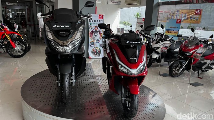 Opsen pajak atau pungutan tambahan kendaraan bermotor berlaku mulai akhir pekan ini, 5 Januari 2025. Artinya, pada hari Senin depan, harga motor baru akan mengalami kenaikan signifikan, antara Rp 800 ribu hingga Rp 2 jutaan.