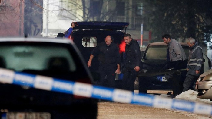 Horor Penembakan di Montenegro, 12 Orang Tewas Workers carry a body after a gunman opened fire and killed several people in a restaurant in Cetinje, Montenegro, January 1, 2025. REUTERS/Stevo Vasiljevic TPX IMAGES OF THE DAY