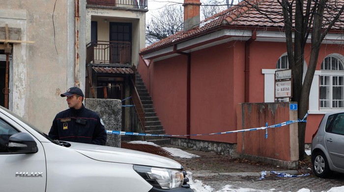 Horor Penembakan di Montenegro, 12 Orang Tewas Workers carry a body after a gunman opened fire and killed several people in a restaurant in Cetinje, Montenegro, January 1, 2025. REUTERS/Stevo Vasiljevic TPX IMAGES OF THE DAY