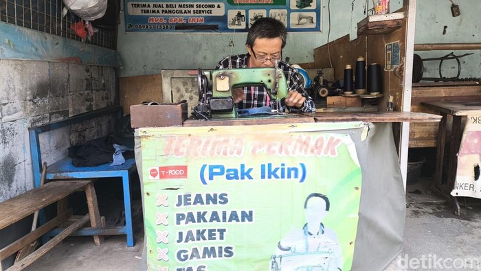 Ikin, tukang permak pakaian di Cirebon.
