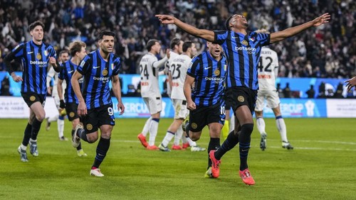 Inter Milans Denzel Dumfries celebrates after scoring the opening goal during the Italian Super Cup semifinal soccer match between Inter Milan and Atlanta at Al Awwal Park stadium in Riyadh, Saudi Arabia, Thursday, Jan. 2, 2025. (AP Photo/Altaf Qadri)