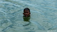 Anak-anak ini menunjukkan kebolehannya dalam berenang di Situ Citayam.