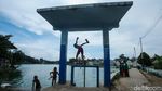 Intip Keceriaan Anak-anak Berenang di Situ Citayam Depok