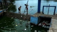 Anak-anak itu juga membersihkan sampah yang mengotori area renang.  