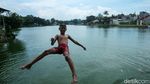 Intip Keceriaan Anak-anak Berenang di Situ Citayam Depok