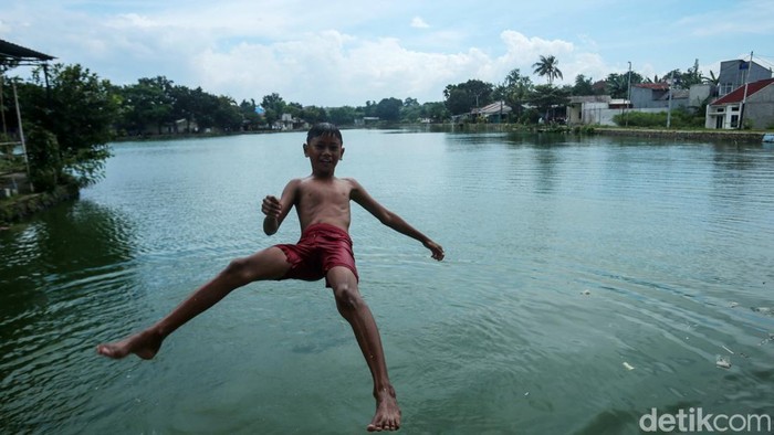 Intip Keceriaan Anak-anak Mandi di Situ Citayam Depok Situ Citayam kerap dijadikan sebagai tempat berenang anak-anak. Meski bukan di kolam renang, anak-anak itu terlihat ceria mandi bersama di Situ tersebut.