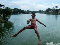 Intip Keceriaan Anak-anak Berenang di Situ Citayam Depok