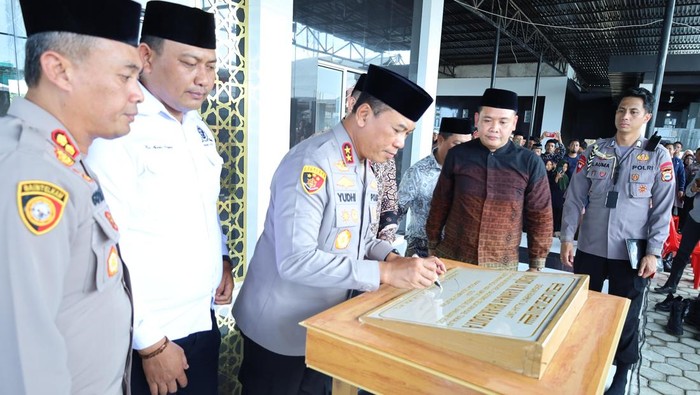 Kapolda Sulsel Irjen Yudhiawan meresmikan Masjid Ar-Rahma Bharadatu di Kabupaten Takalar.
