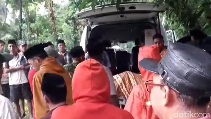 Jenazah korban tersambar petir keluar dari ambulans dibawa ke rumahnya oleh warga di Desa Batang-Batang Daya Sumenep