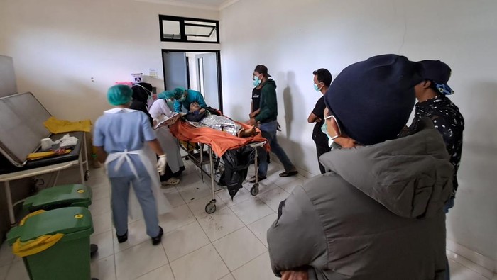 Jenazah pendaki yang tewas di Gunung Dempo saat dievakuasi petugas.