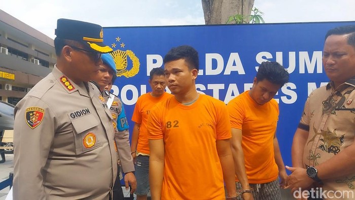 Kapolrestabes Medan Kombes Gidion saat menginterogasi pelaku Aji. (Finta Rahyuni/detikSumut)