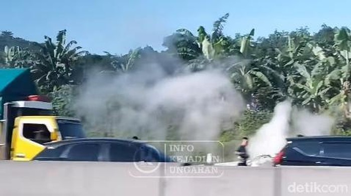 Kecelakaan beruntun melibatkan 4 kendaraan di Tol Bawen-Semarang, Derekan, Pringapus, Jumat (3/1/2024).