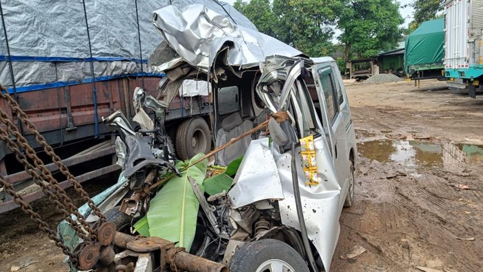 Lokasi kecelakaan Grand Max dan truk di Tuban