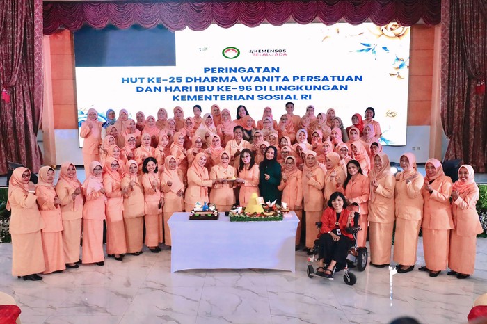 Kementerian Sosial Republik Indonesia (Kemensos) menggelar peringatan Hari Ulang Tahun (HUT) ke-25 Dharma Wanita Persatuan (DWP) dan Hari Ibu ke-96 di Gedung Aneka Bhakti.