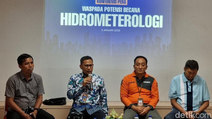 Kepala BMKG Juanda Taufik Hermawan (batik biru) dan Kepala BPBD Surabaya Agus Hebi Djuniantoro.