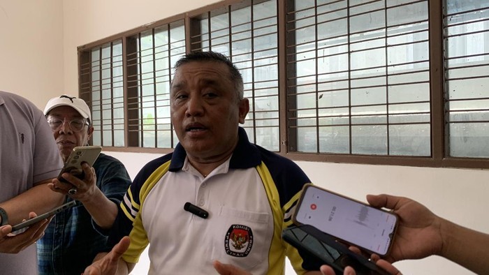 Ketua KPU Bali I Dewa Agung Gede Lidartawan di kantornya, Jumat (3/1/2024). (Rizki Setyo/detikBali)