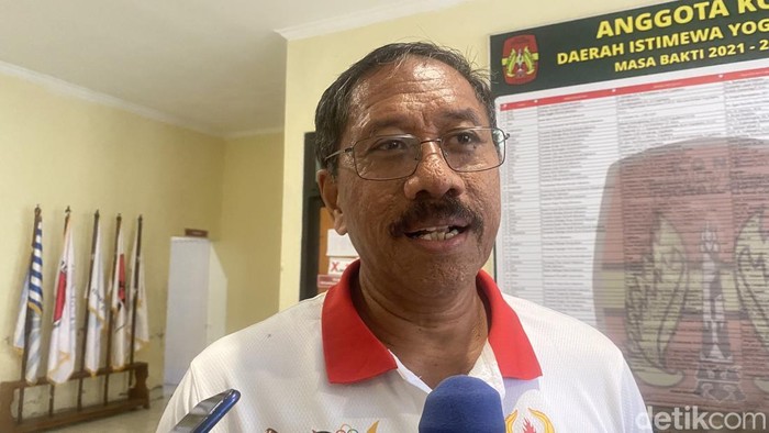 Ketua Umum KONI DIY Djoko Pekik Irianto di Kantor KONI DIY, Semaki, Kota Jogja, Jumat (3/1/2025).