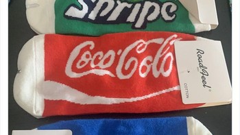 Kaos kaki brand minuman soda. Foto: Boredpanda