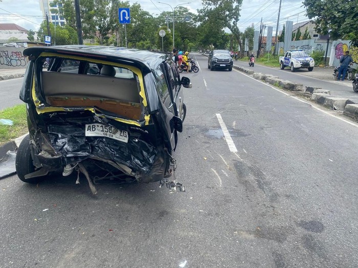 Kondisi mobil yang terlibat kecelakaan maut di U-turn ringroad selatan, Gatak, Tamantirto, Kasihan, Bantul, Jumat (3/1/2025) siang.