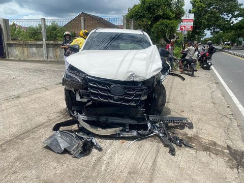 Kondisi mobil yang terlibat kecelakaan maut di U-turn ringroad selatan, Gatak, Tamantirto, Kasihan, Bantul, Jumat (3/1/2025) siang.