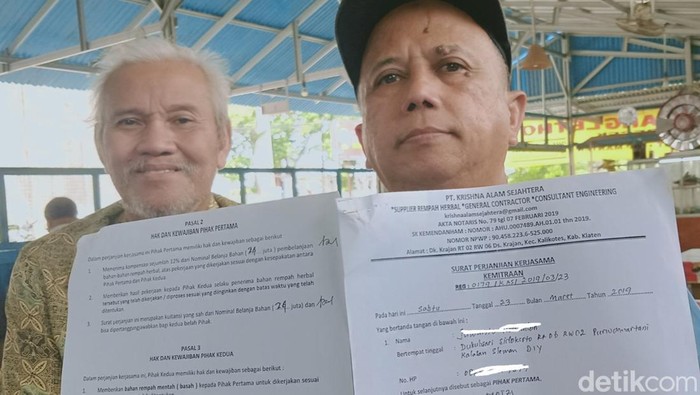 Korban investasi jamu bodong PT KAS menunjukkan surat perjanjian, Jumat (3/1/2025).