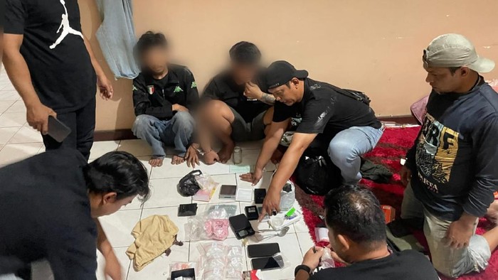 Kurir yang hendak mengedarkan narkoba saat malam tahun baru 2025, pria inisial INK (29), dibekuk polisi. Barang bukti sabu dan ekstasi disita. (dok Istimewa)
