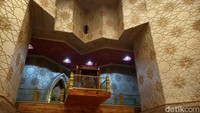 Setiap ornamen dalam bangunan masjid ini semua mempunyai makna arti dan filosofi.