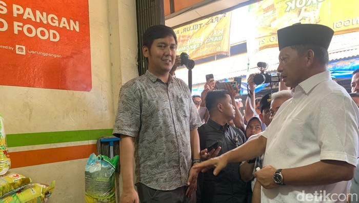 Mendagri Tito juga meninjau dampak kenaikan inflasi terhadap harga sembako di Pasar Induk Tanah Tinggi. (Mulia/detikcom).