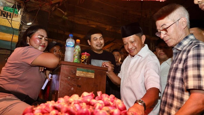 Mendagri Tito juga meninjau harga sembako di Pasar Induk Tanah Tinggi. (dok istimewa).