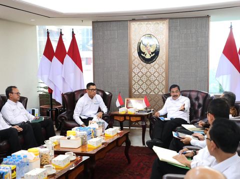 Menteri Imipas Agus Andrianto bertemu dengan Direktur Utama PLN, Darmawan Prasodjo di Kementerian Imipas, Gedung Sentramulia, Jalan HR Rasuna Said, Jakarta Selatan (Jaksel) pada Kamis (2/1/2025).