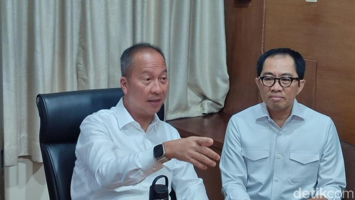 Menteri Perindustrian Agus Gumiwang (tengah)