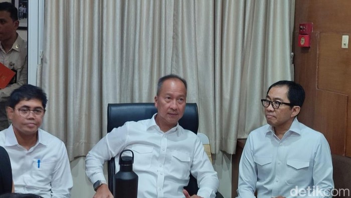 Menteri Perindustrian Agus Gumiwang (tengah)
