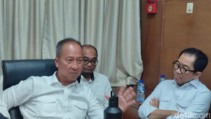 Menteri Perindustrian Agus Gumiwang (tengah)