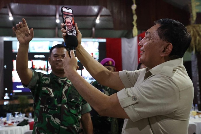 Menteri Pertahanan RI Sjafrie Sjamsoeddin menggelar Malam Akrab bersama prajurit TNI di Papua.