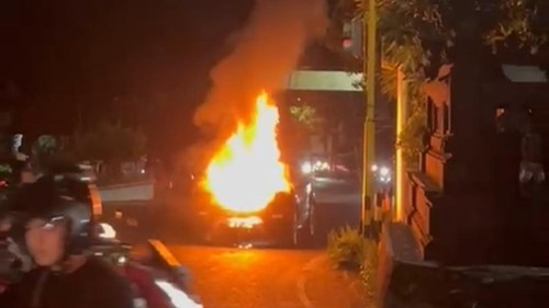 Mobil Range Rovers terbakar di Simpang Guwang-Sukawati, Gianyar, Bali, Jumat (3/1/2025) malam. (Dok. Damkar Gianyar)