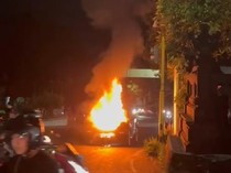 Mobil Range Rover Terbakar di Traffic Light Simpang Guwang-Sukawati Gianyar