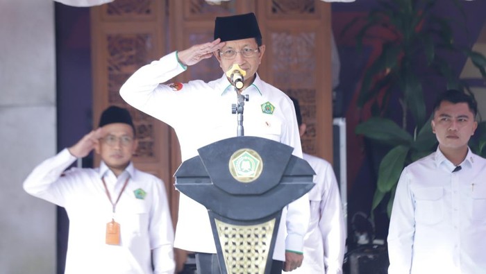 Menteri Agama Nasaruddin Umar saat upacara Hari Amal Bhakti ke-79 di Kantor Kementerian Agama, Jalan Lapangan Banteng, Jakarta Pusat, Jumat (3/1/2025).